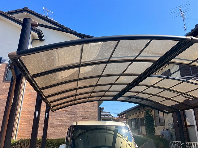 岐阜市にて台風被害でカーポートパネルに穴が空いた事例、火災保険活用も視野に現地を調査しました